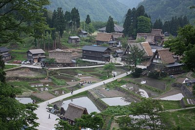 春の相倉合掌集落全景