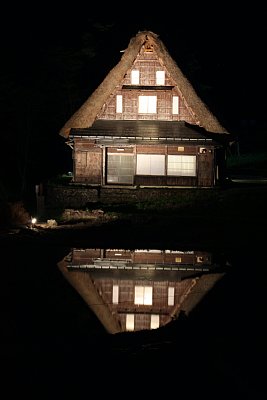 逆さ合掌　　民宿　長ヨ門