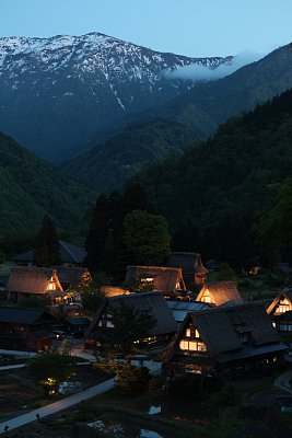 人形山と相倉合掌集落全景