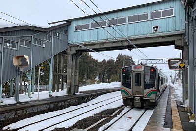 跨線橋とE721系0番台
