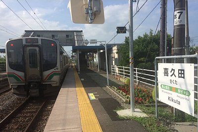 駅名標とE721系0番台