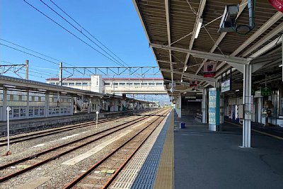 ホームと跨線橋