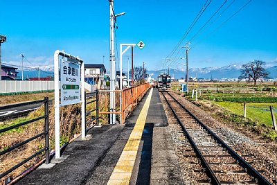 列車がホームに進入する