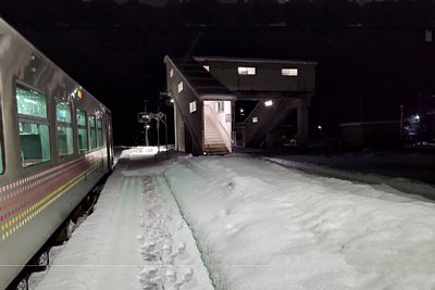 GV-E400系気動車が夜間に停車