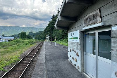 ホームと駅舎