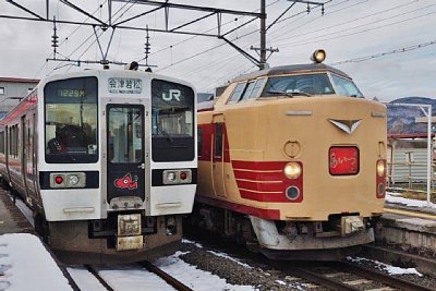 719系0番台電車と485系電車
