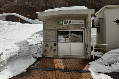 駅が雪に埋もれている