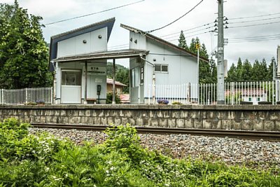 ホームと駅舎