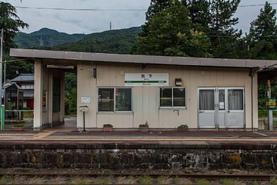ホームと駅舎