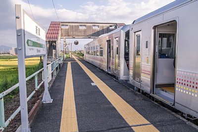 GV-E400系気動車が停車中