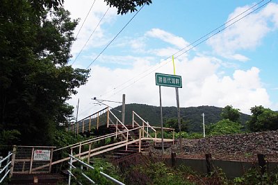 坂と階段が屈曲している
