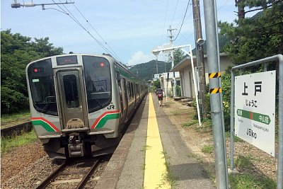 E721系0番台電車と駅名標