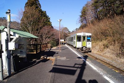キハ111形気動車がホームに停車