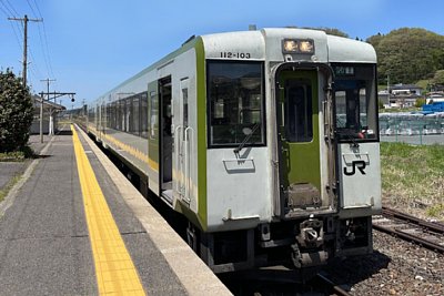 キハ112形気動車が到着