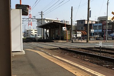 道路を挟んだ千鳥式ホーム