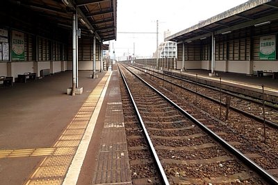 道路を挟んだ千鳥式ホーム