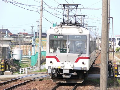 電鉄石田駅を通過する特急１４７６０系電車