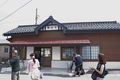 寺田駅は立山線との分岐駅です