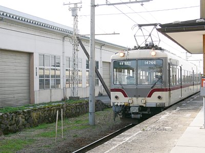 大庄駅を発車する14760系電車