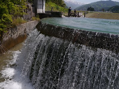 天神野用水には十分に水が流れているようです。