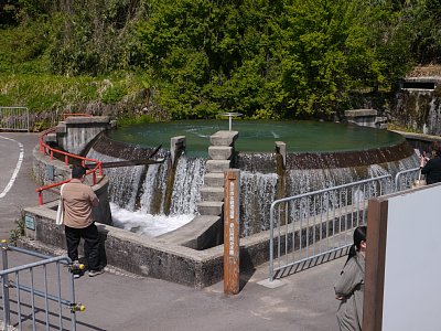 左は東山用水、右は青柳用水に水が流れています