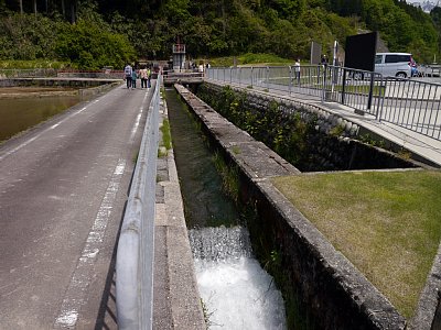 左が東山用水、右が青柳用水