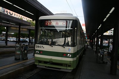 広島駅に停車するぐりーんらいなー3907号電車