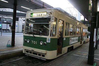 広島駅に停車する７０１号電車