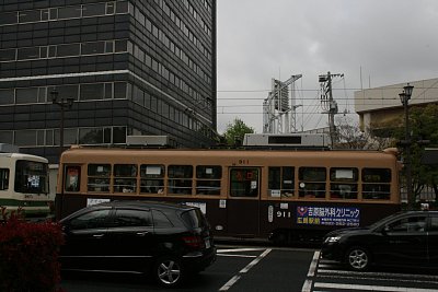 原爆ドーム前駅付近を走る９１１号電車