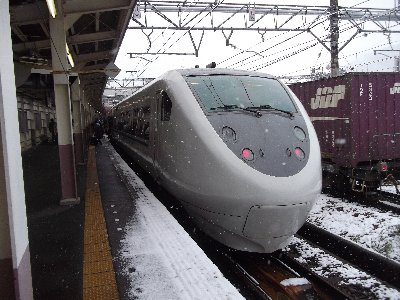 越後湯沢駅に停車する特急はくたか