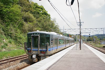 倶利伽羅駅を発車するあいの風とやま鉄道521系電車