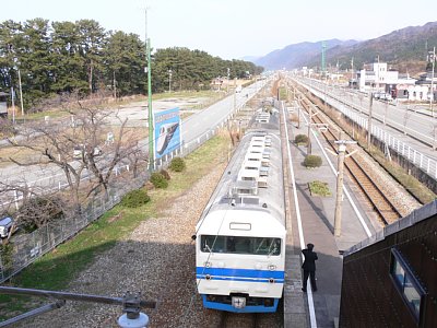 越中宮崎駅に停車する普通列車