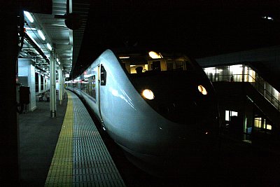 富山駅に到着した特急「サンダーバード」
