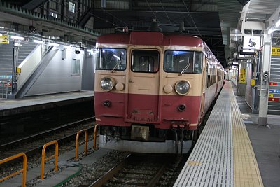 富山駅に停留する475系交直両用普通列車