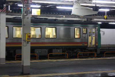 富山駅に停車するキハ120形気動車