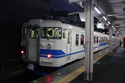富山駅に停車する413系交直両用普通列車