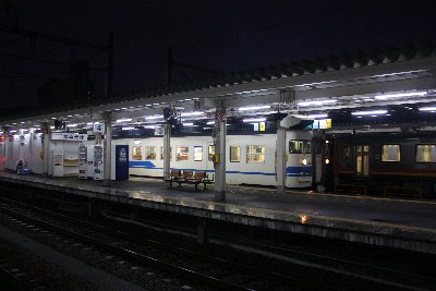 富山駅に停車している413系電車とキハ120形気動車