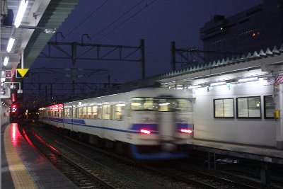 富山駅を発車した413系電車