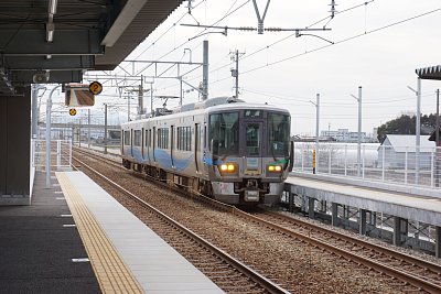 高岡やぶなみ駅に入線する521系電車
