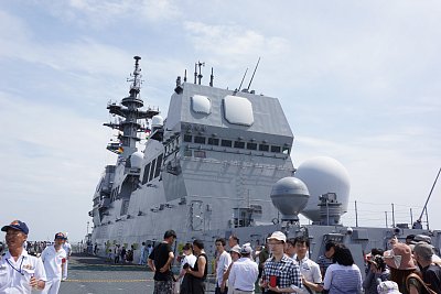 巨大なアイランド型艦橋