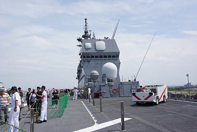 航空管制室が艦橋後部に設置されています