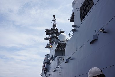 艦橋を見上げると