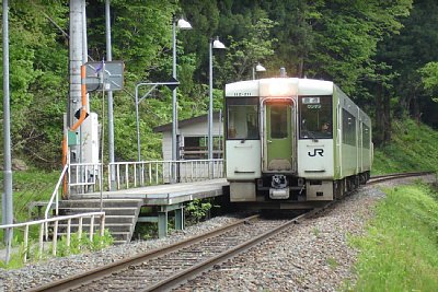 足滝駅に停車するキハ110系気動車 