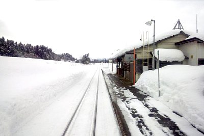 雪の越後岩沢駅