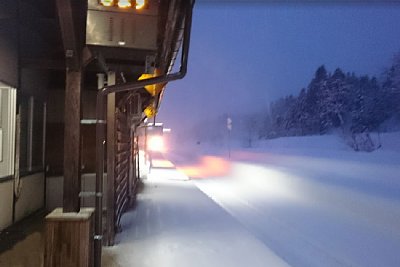 夜の雪の中をキハ110系気動車が到着します