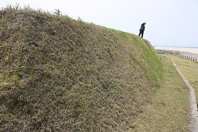 土塁はかなりの急勾配です