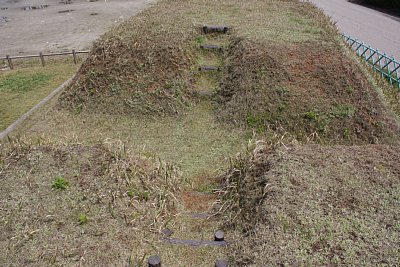 土塁の途中には5箇所の堀切があります