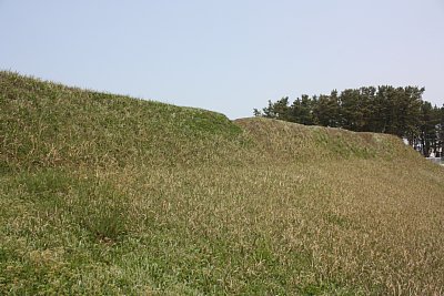 土塁の陸側は勾配が緩やかです