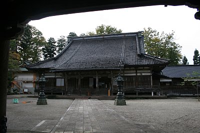 郭を囲む石垣が遺構として残っています