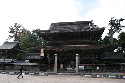 現在の城端城跡の正門です